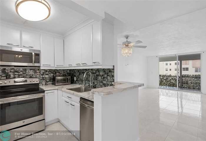 photo 2: 2841 Somerset Dr Unit 311, Lauderdale Lakes FL 33311