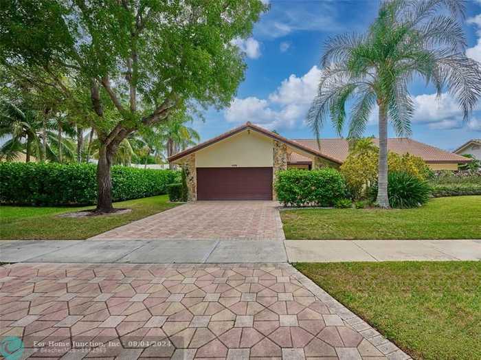 photo 2: 426 Deer Creek Woodlake Ln, Deerfield Beach FL 33442