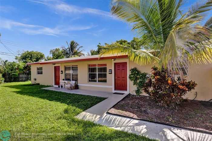 photo 1: 270 NE 41st St, Oakland Park FL 33334