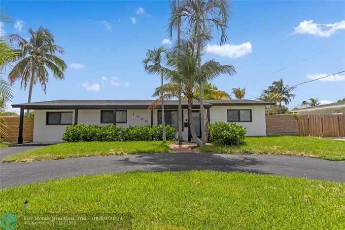 photo 2: 1300 SE 1st Way, Deerfield Beach FL 33441