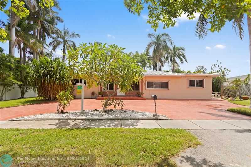 photo 1: 220 SE 1st St, Dania Beach FL 33004