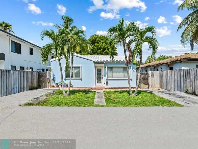 photo 1: 825 N Victoria Park Rd, Fort Lauderdale FL 33304