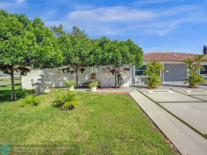 photo 2: 1500 NE 4th St, Pompano Beach FL 33060