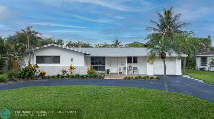 photo 1: 807 SE 9th Ter, Deerfield Beach FL 33441