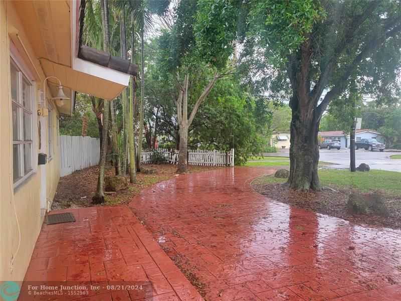 photo 3: 835 NE 16th Street, Fort Lauderdale FL 33305