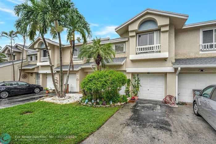 photo 1: 2043 Discovery Cir, Deerfield Beach FL 33442