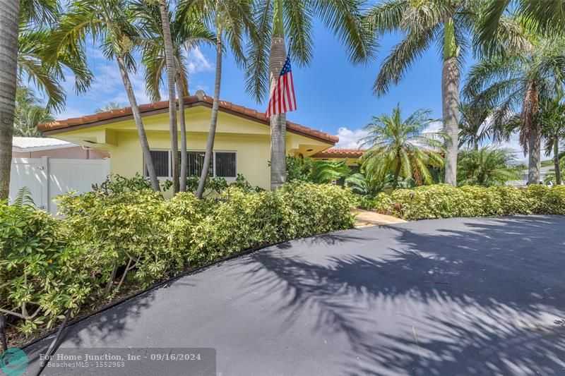 photo 1: 581 NE 26th Ave, Pompano Beach FL 33062