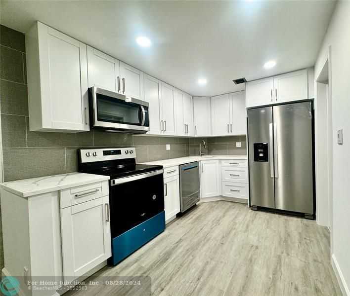 photo 3: 300 NE 19th Ct Unit 118N, Wilton Manors FL 33305