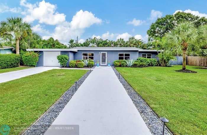 photo 2: 119 NE 28th Ct, Wilton Manors FL 33334