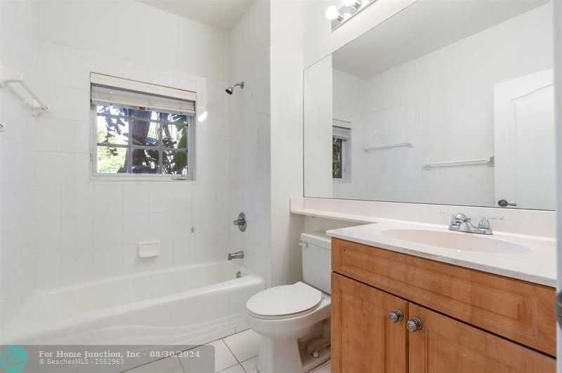 photo 3: 500 SE 7th St Unit 104, Fort Lauderdale FL 33301