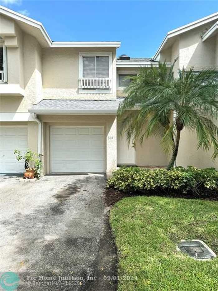 photo 1: 2067 E Discovery Cir E, Deerfield Beach FL 33442