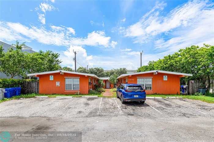 photo 1: 1141 NE 23rd Ter, Pompano Beach FL 33062