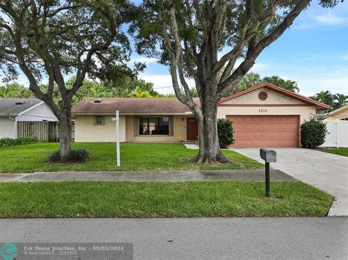 photo 1: 1111 SE 9th Ave, Deerfield Beach FL 33441