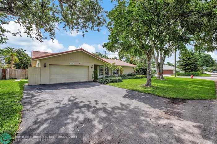 photo 1: 4300 NE 21st Ave, Fort Lauderdale FL 33308