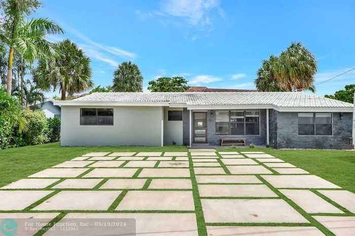 photo 1: 400 NW 20th St, Wilton Manors FL 33311