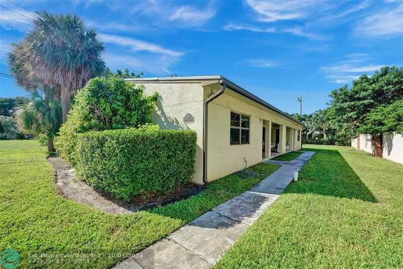 photo 3: 2011 NE 17th St, Fort Lauderdale FL 33305