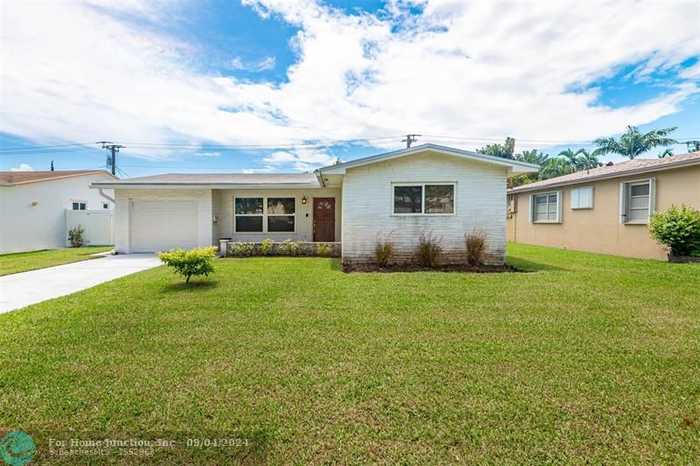 photo 1: 326 SE 3rd St, Dania Beach FL 33004