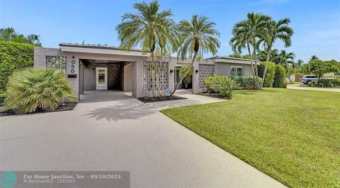 photo 1: 4050 NE 15th Ave, Oakland Park FL 33334