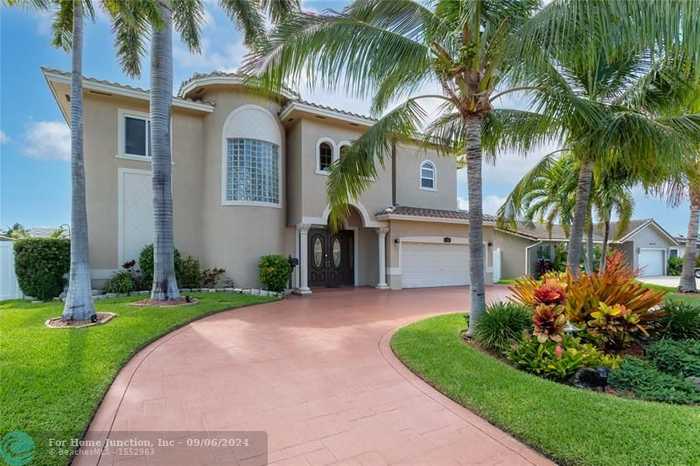 photo 1: 711 SE 6th Ter, Pompano Beach FL 33060