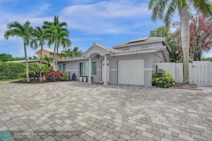 photo 1: 1000 SE 4th Ct, Deerfield Beach FL 33441