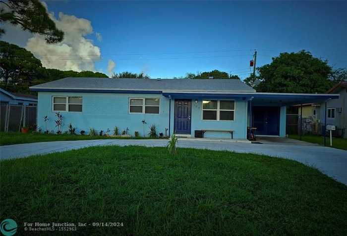 photo 2: 109 NE 9th Ave, Deerfield Beach FL 33441