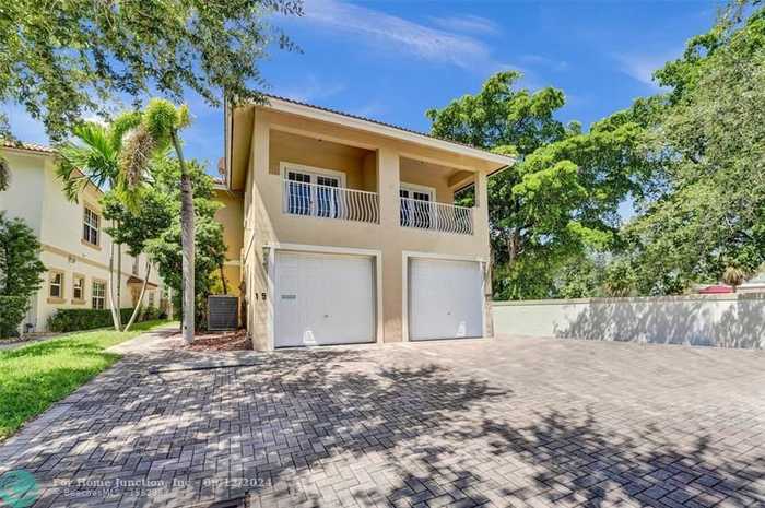 photo 1: 15 SE 19th Ave, Pompano Beach FL 33060