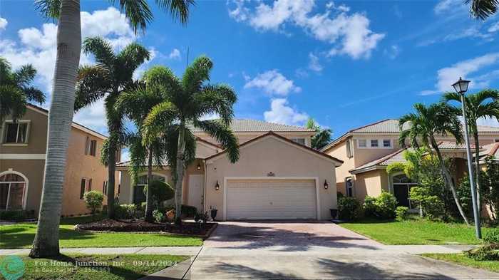 photo 1: 4490 Banyan Trails Dr, Coconut Creek FL 33073