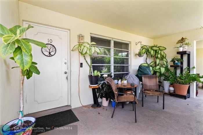 photo 1: 1012 SE 15th St Unit 10, Fort Lauderdale FL 33316