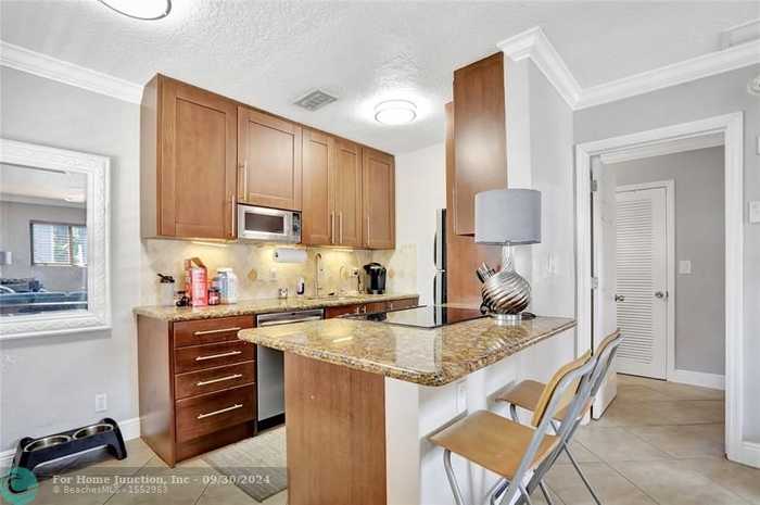 photo 1: 1311 NE 18th St Unit 207, Fort Lauderdale FL 33305