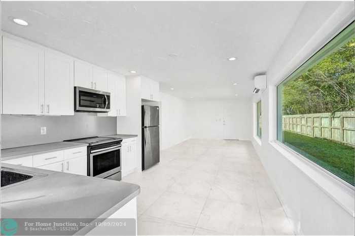 photo 1: 916 SE 12th Ct #1-2, Fort Lauderdale FL 33316