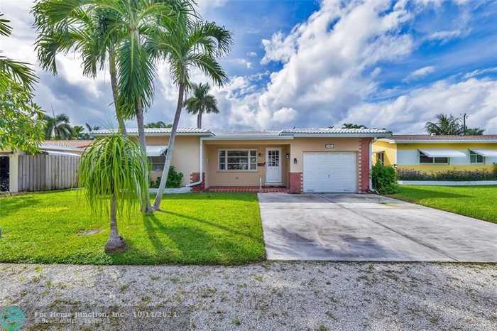 photo 2: 2001 NE 17th Way, Fort Lauderdale FL 33305