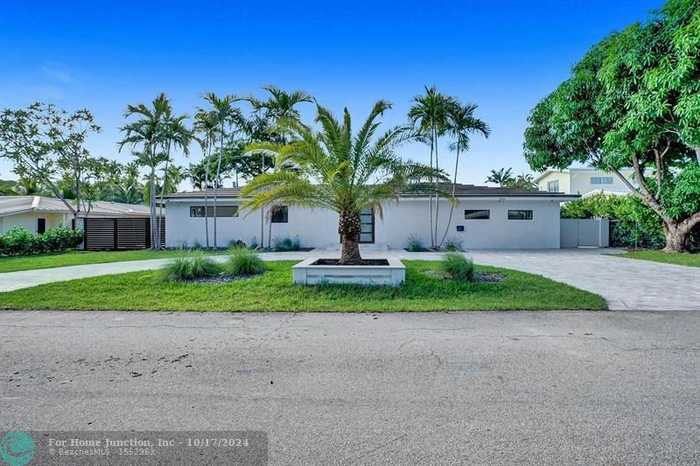 photo 1: 2632 NE 29th Ct, Fort Lauderdale FL 33306