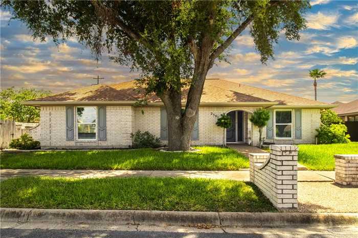 photo 1: 2301 Robin Avenue, McAllen TX 78504