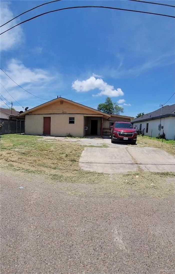 photo 1: 92 Portaleza Avenue, Roma TX 78584