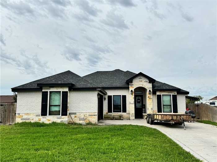 photo 1: 1206 Canary Lane, La Villa TX 78562