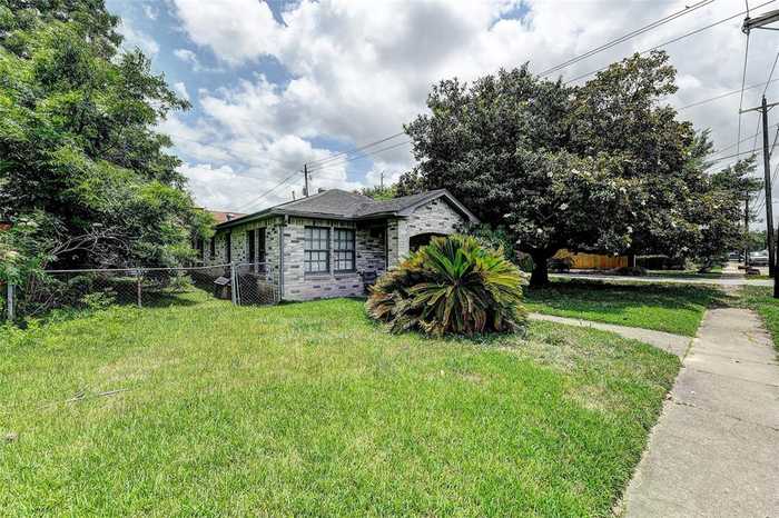 photo 1: 1002 Lawrence Street, Houston TX 77008