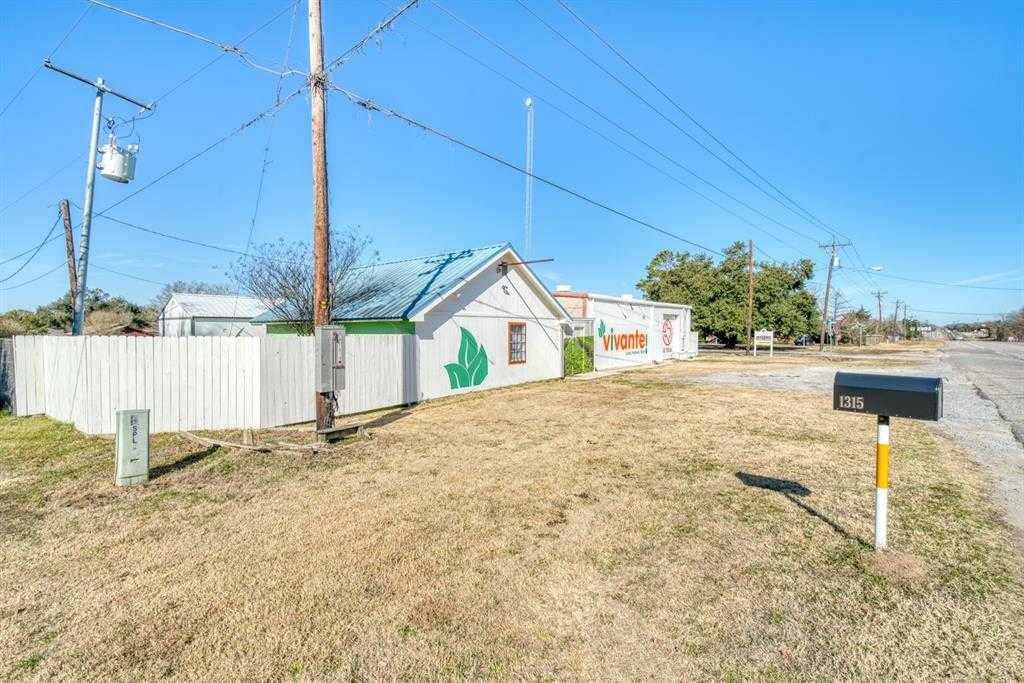 photo 3: 210 S Tammye Lane, Madisonville TX 77864