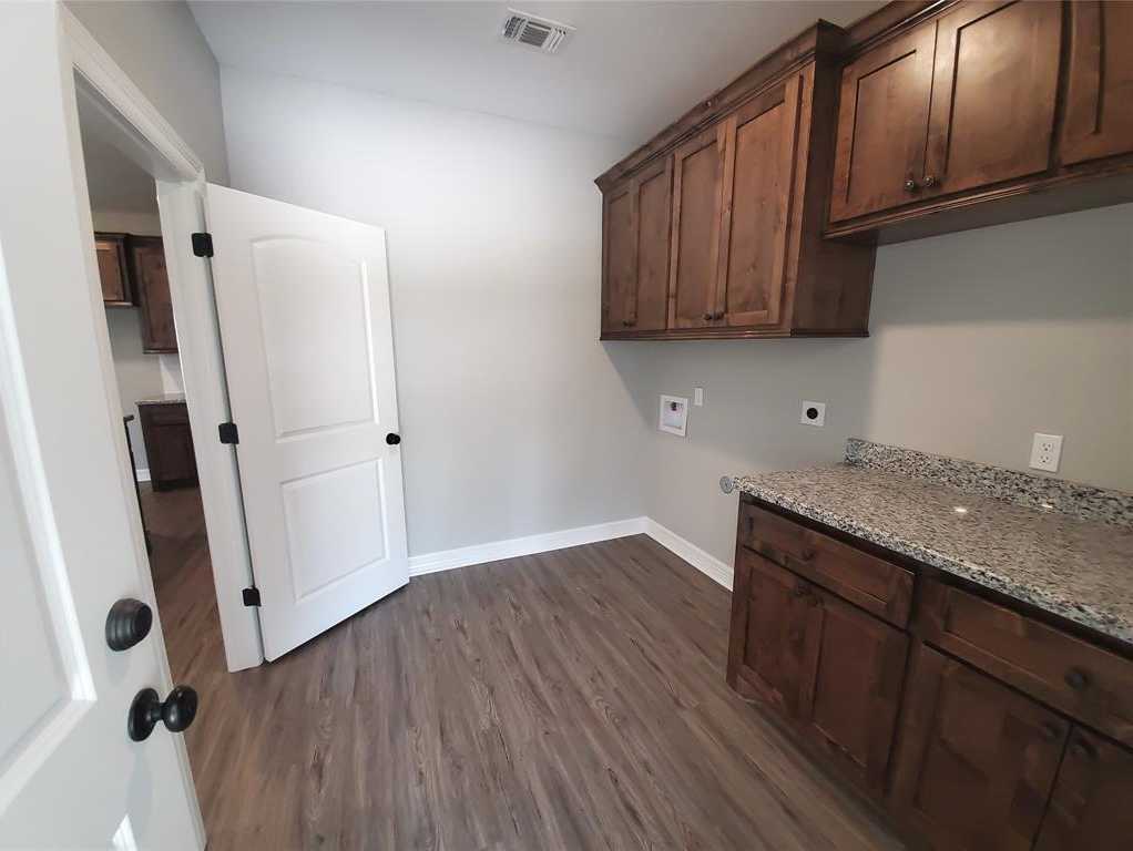 photo 3: 233 Shannon Street, Angleton TX 77515