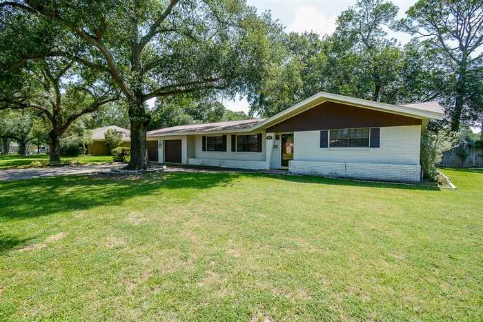 photo 2: 902 Avenue I, El Campo TX 77437