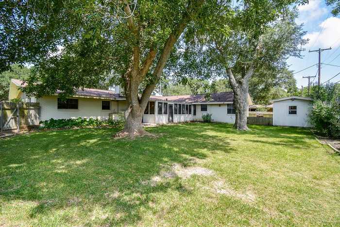 photo 32: 902 Avenue I, El Campo TX 77437