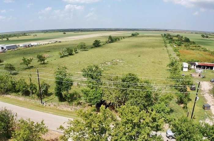 photo 2: 212 Country Road, Angleton TX 77515