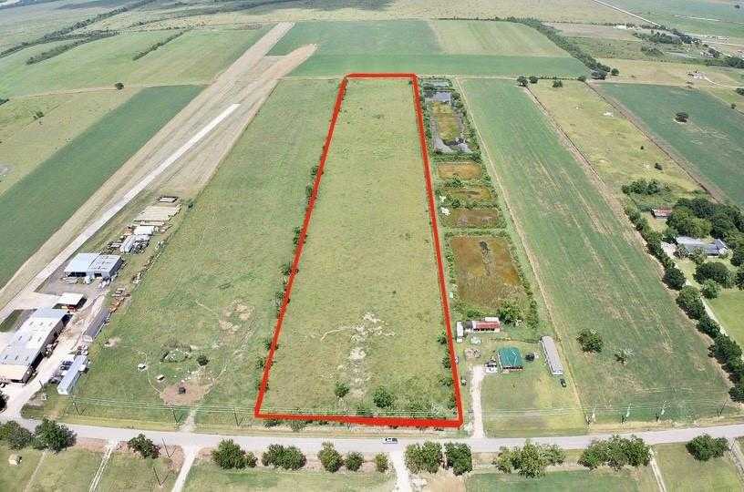 photo 3: 212 Country Road, Angleton TX 77515