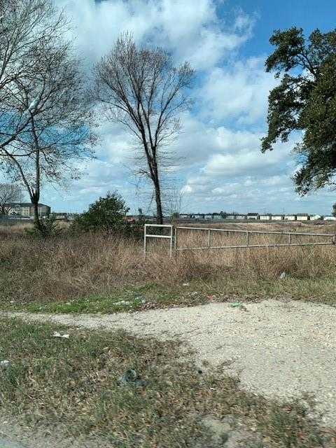 photo 3: 2722 E Almeda Genoa Road, Houston TX 77047