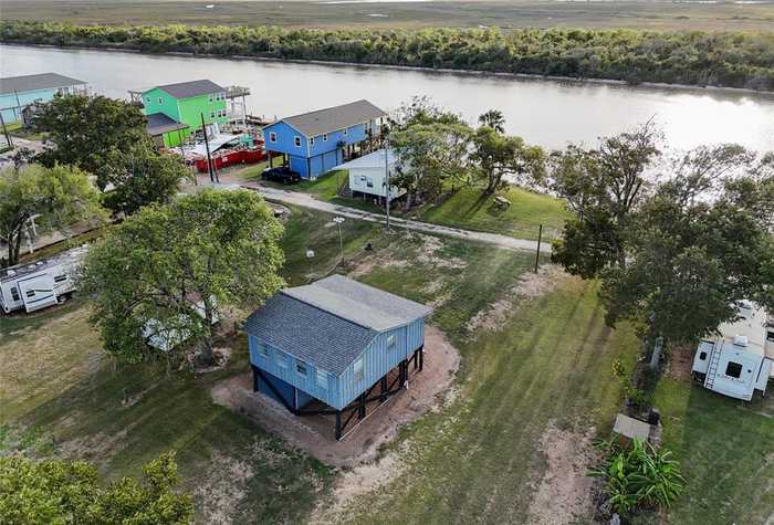 photo 2: 398 Private Road 670, Matagorda TX 77457