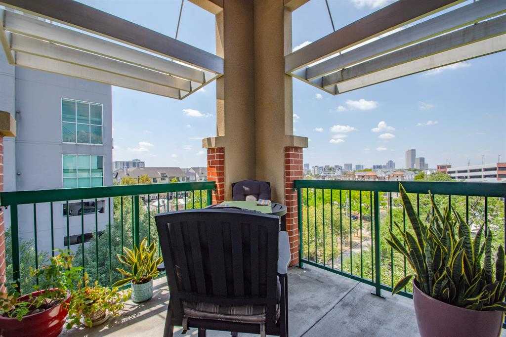 photo 2: 300 St Joseph Parkway Unit 424, Houston TX 77002