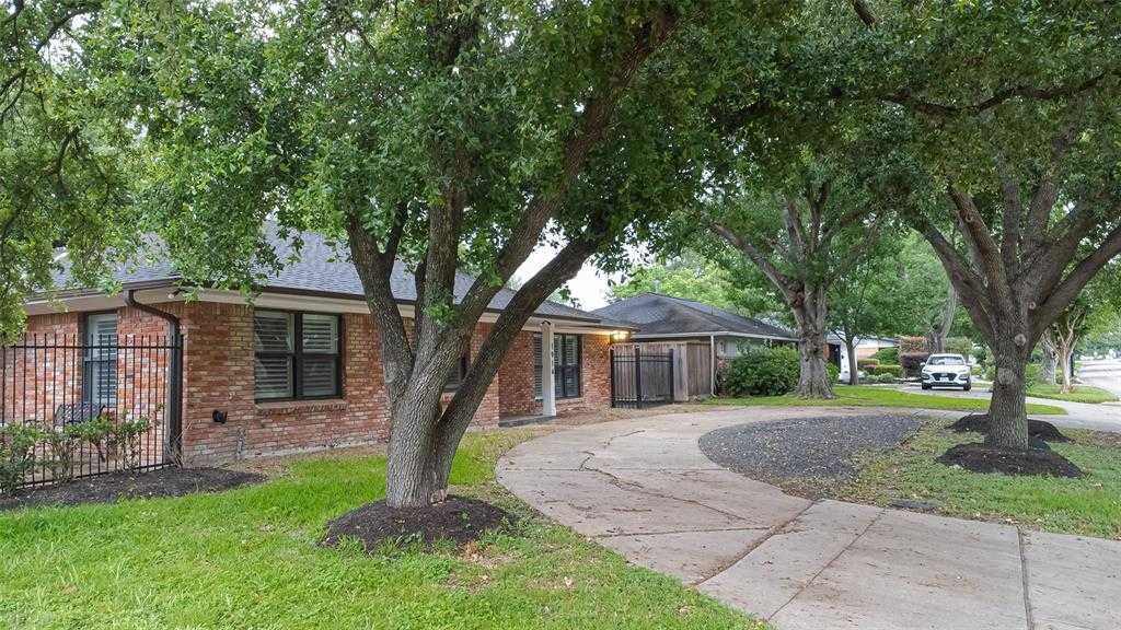 photo 3: 1914 Chimney Rock Road, Houston TX 77056