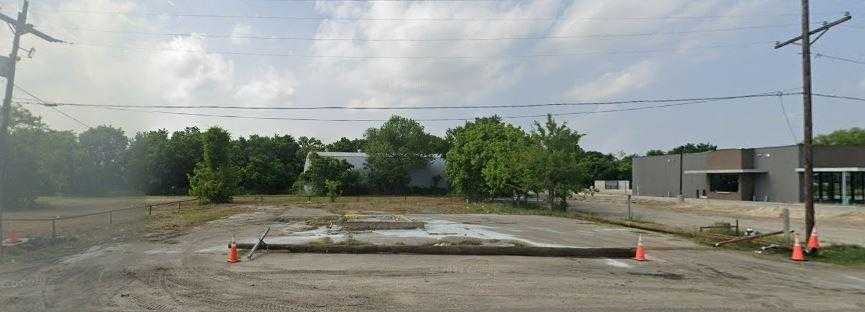 photo 1: 900 W Highway 90, Dayton TX 77535