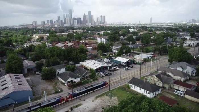 photo 2: 903 Boundary Street, Houston TX 77009