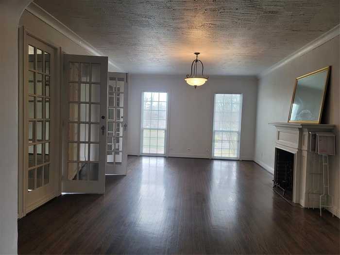 photo 1: 5806 Bayou Bend Court, Houston TX 77004