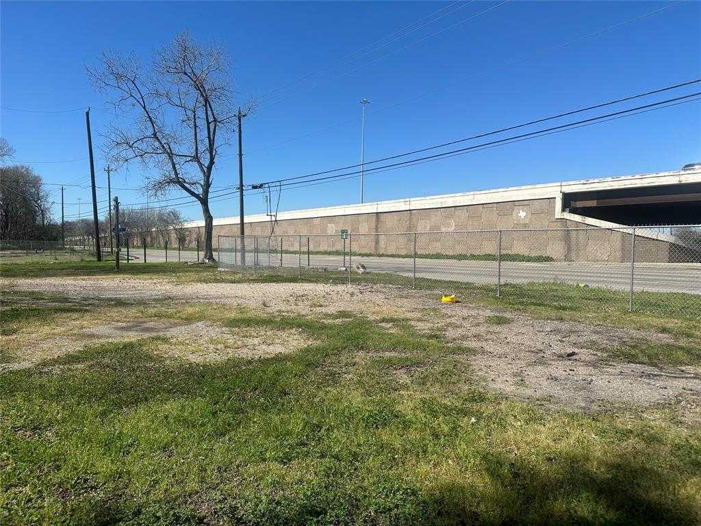 photo 2: 11206 Eastex Freeway, Houston TX 77093